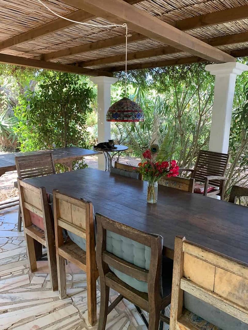 Bassin-entree-dome-Yoga-Ariege Dining-area-Can-arts-Opale-Yoga-retreat-rotated