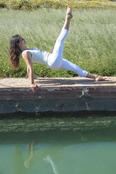 Opale-in-leg-pull-up-Pilates-exercise-Ibiza-400x601