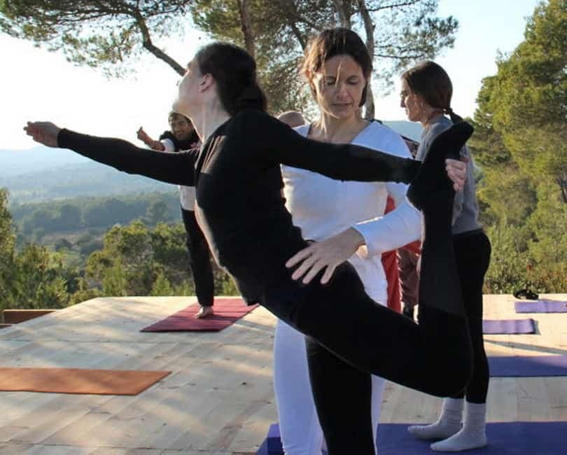 Bassin-entree-dome-Yoga-Ariege Lord-Shiva-dancers-pose-adjusted-by-Opale-during-Yoga-retreat-in-Ibiza